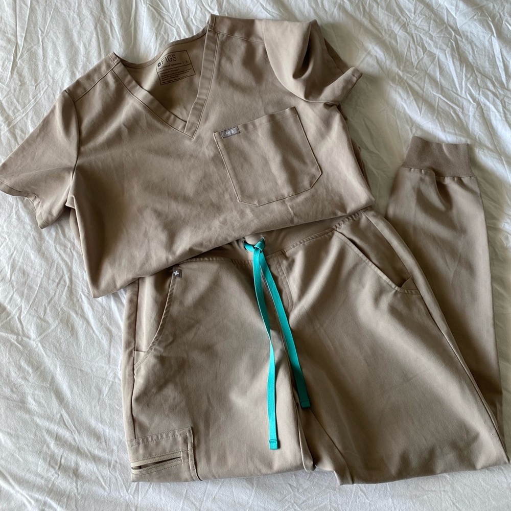 Women’s Figs jogger scrub set